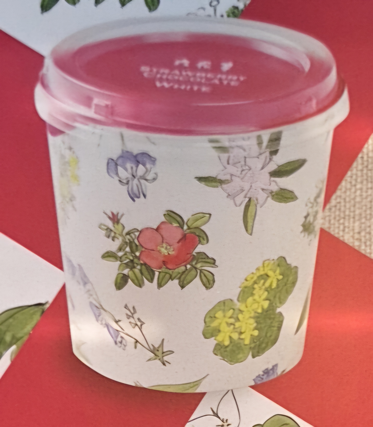 ★六花亭 ストロベリーチョコ(ホワイト味) 1箱130ｇ約11粒